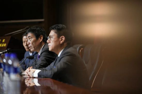 第90分钟，格罗斯大禁区线外得球调整一步起脚远射，桑切斯飞身将球扑出底线！